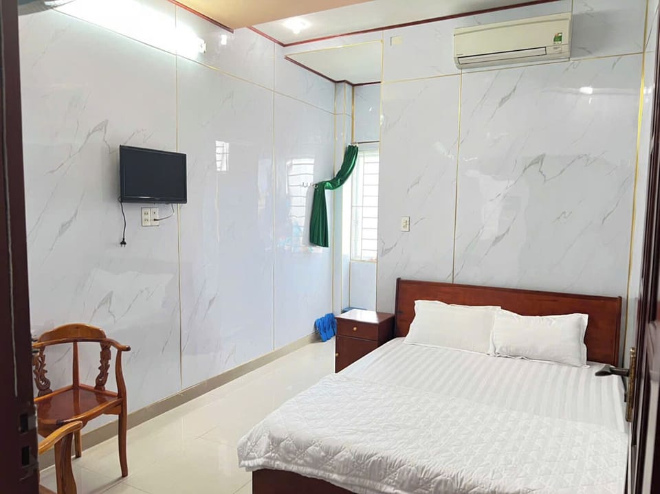 Standard Double Room, 1 Queen Bed, Non Smoking | Desk, laptop workspace, blackout drapes, soundproofing