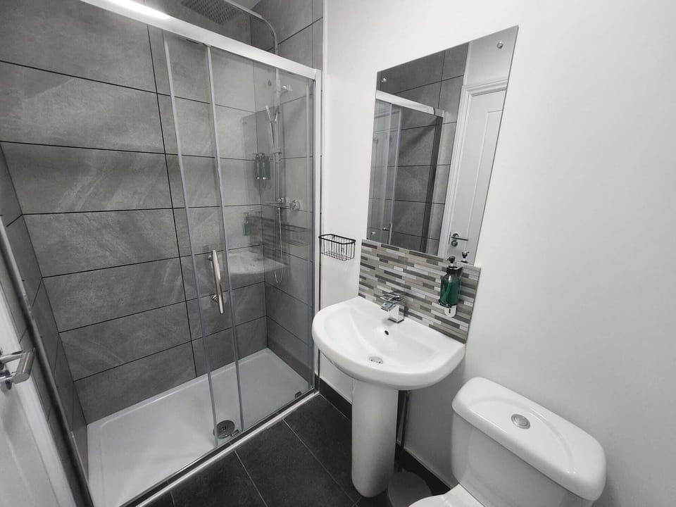 Standard Double Room, Non Smoking, Private Bathroom | Bathroom | Shower, free toiletries, towels, soap