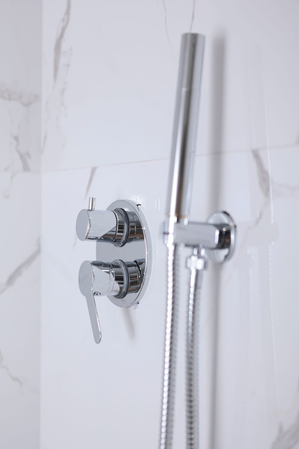 Shower, rainfall showerhead, free toiletries, hair dryer