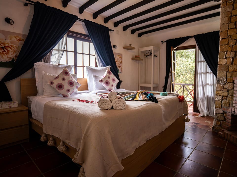 Deluxe Suite, Mountain View | Premium bedding, soundproofing, free cribs/infant beds, free WiFi