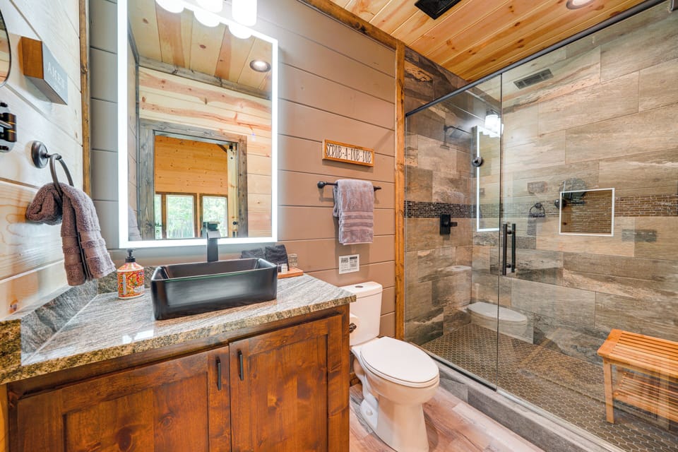 Broken Bow Cabin Near Choctaw Casino: Hot Tub! Cottage in Broken Bow