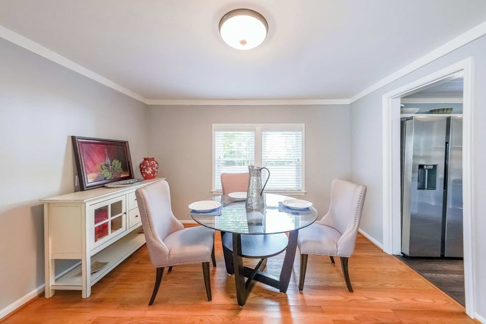 House, Multiple Beds, Fireplace, Garden View (Kennesaw Cottage) | Dining
