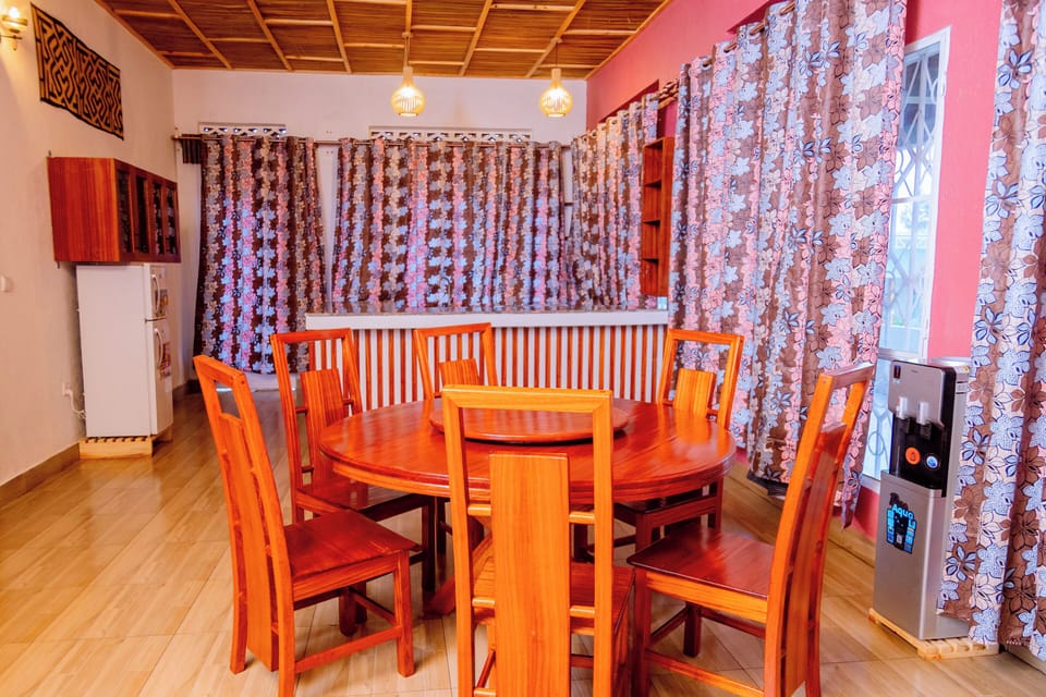 Apartment, 2 Bedrooms | Dining room