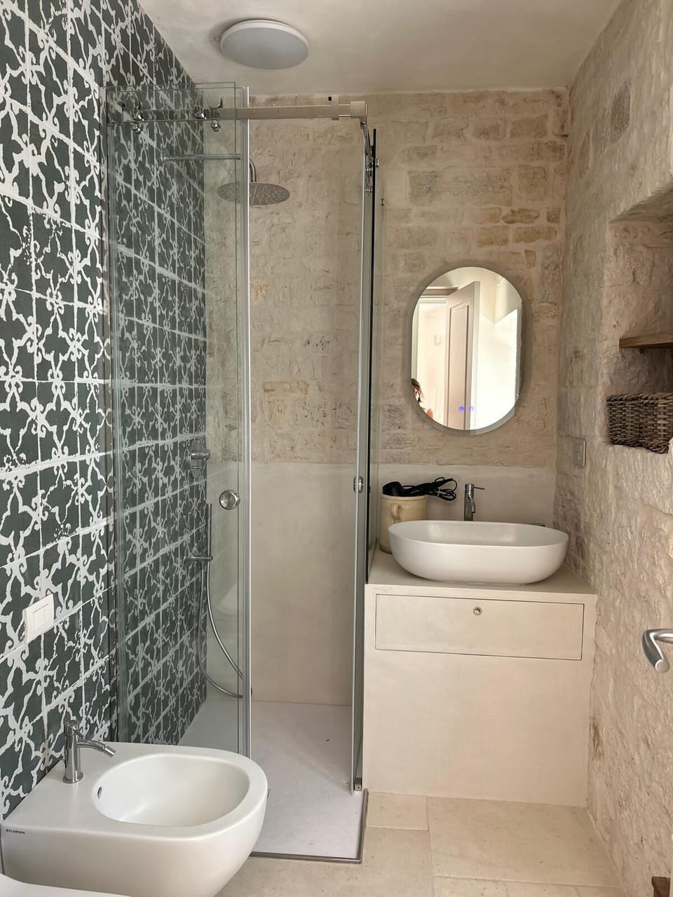 Deluxe Suite, Private Bathroom, Courtyard View | Bathroom | Shower, rainfall showerhead, free toiletries, hair dryer