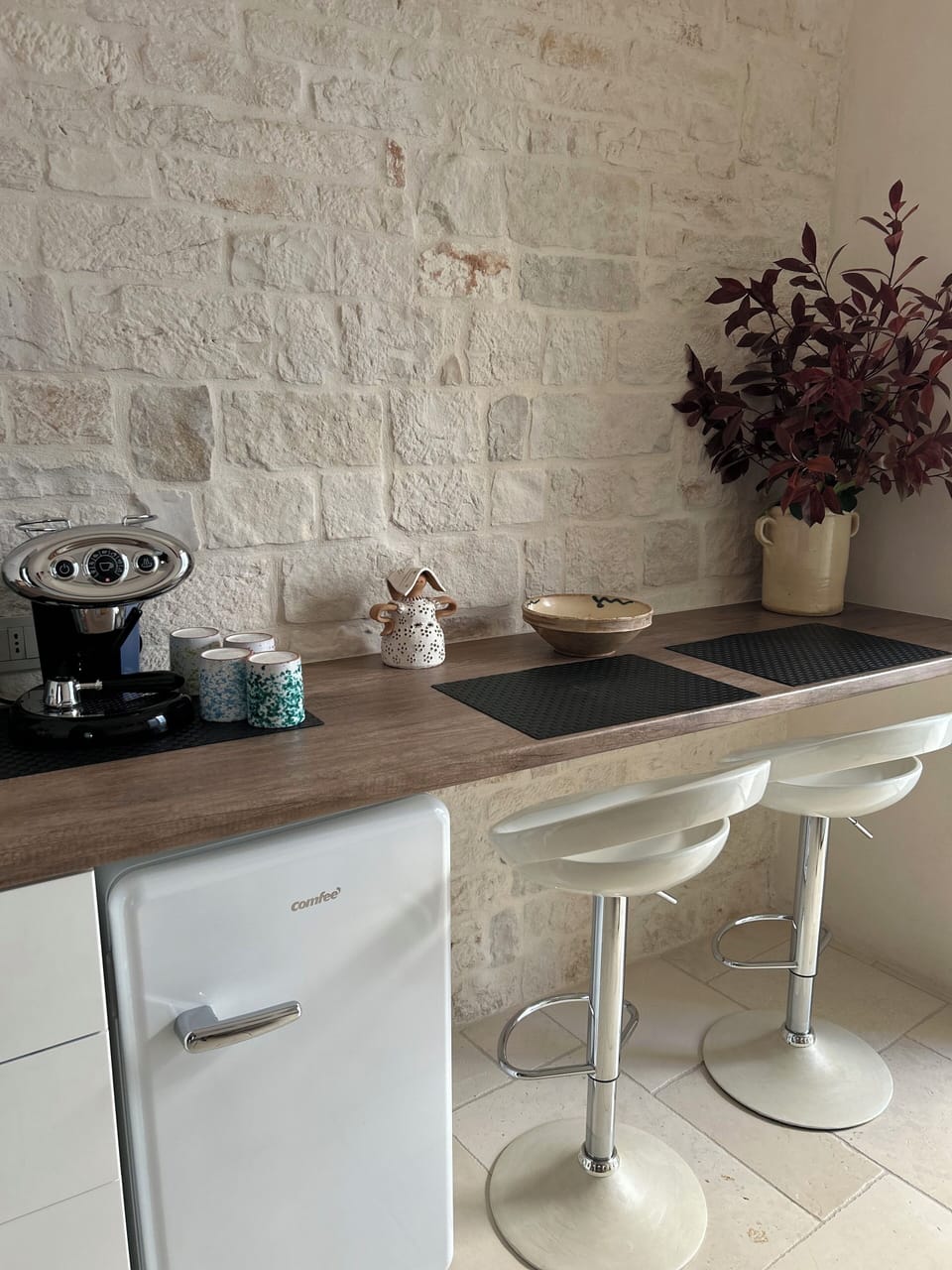 Deluxe Suite, Private Bathroom, Courtyard View | In-room dining
