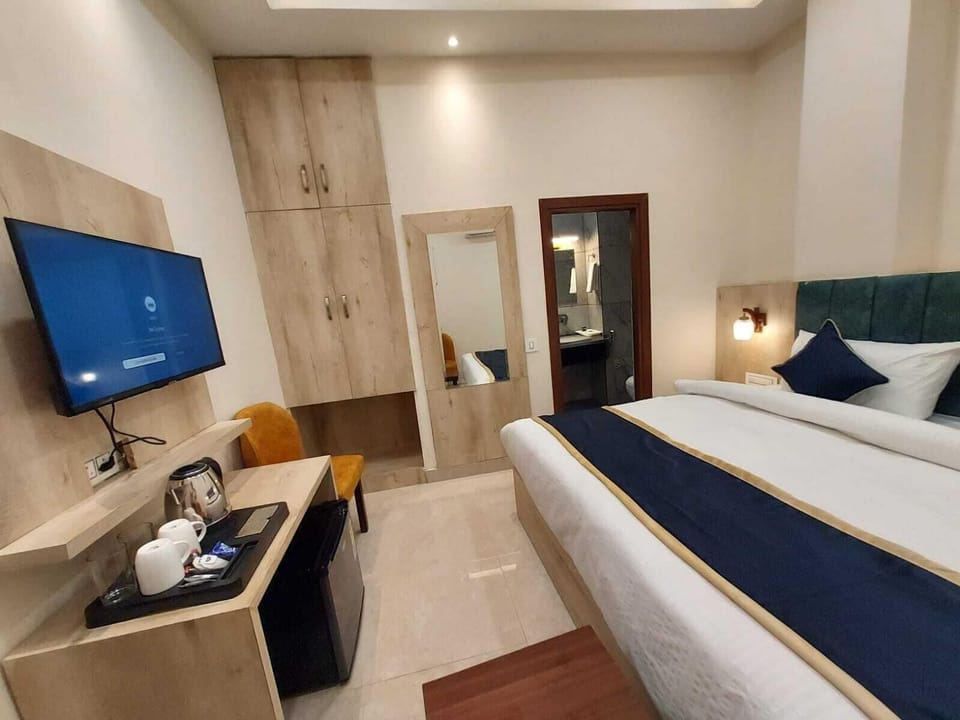 Deluxe Double Room | Desk, blackout drapes, iron/ironing board, free WiFi