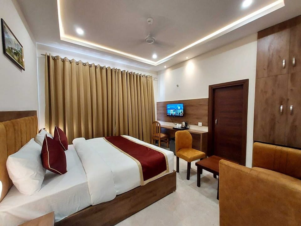 Luxury Double Room, City View | Desk, blackout drapes, iron/ironing board, free WiFi
