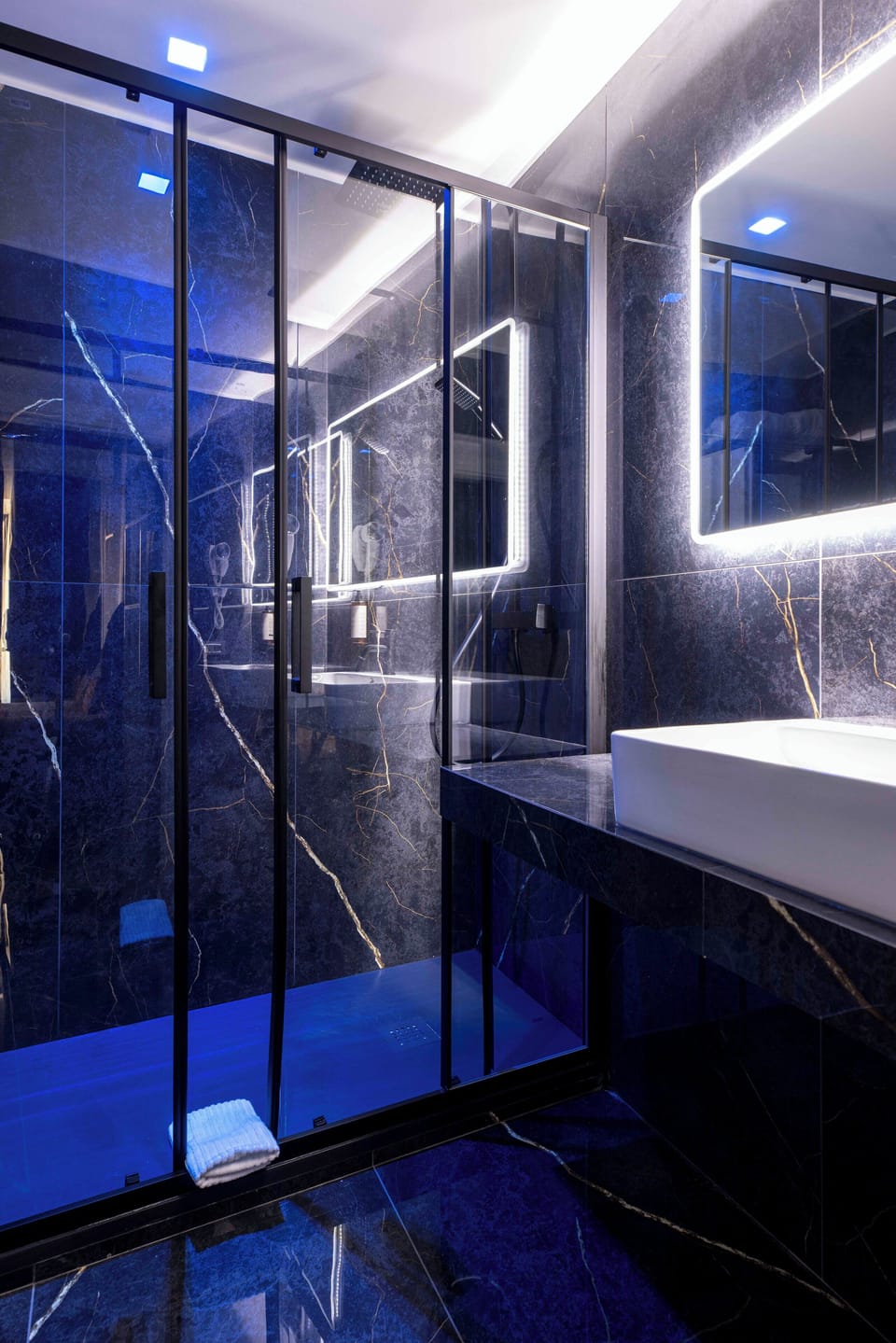 Shower, rainfall showerhead, free toiletries, hair dryer