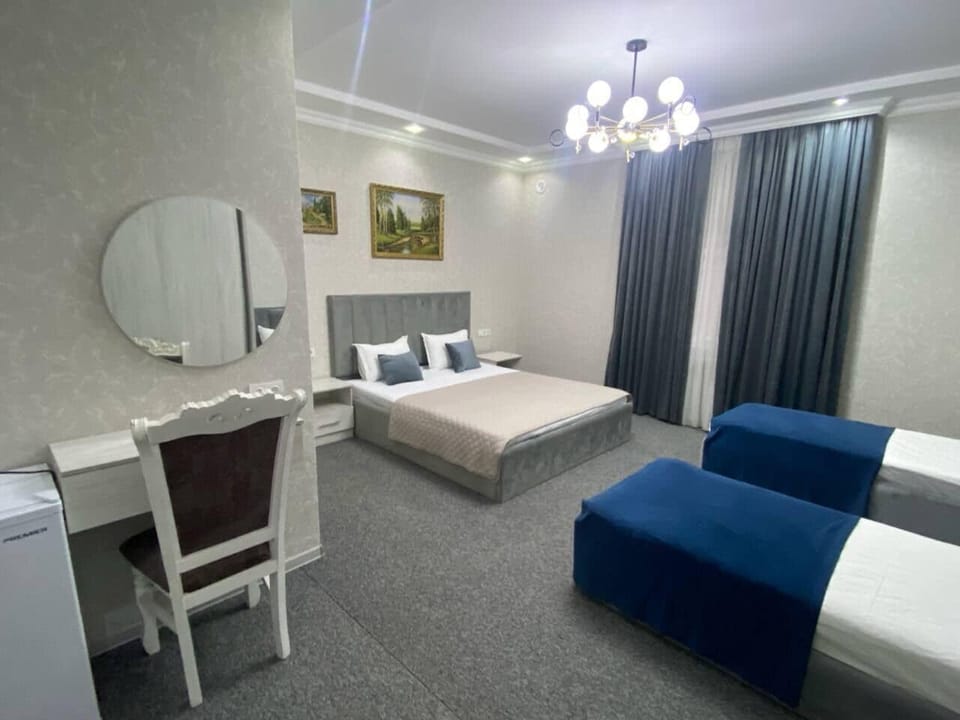 Family Room | Desk, WiFi (free)