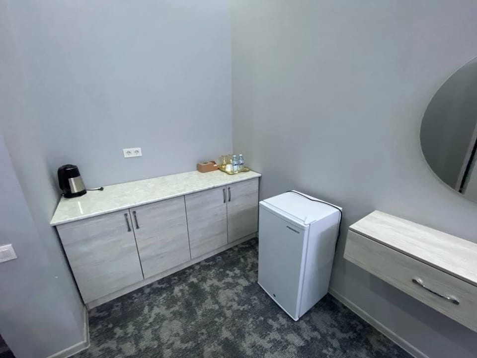 Luxury Suite | Private kitchen | Mini-fridge, oven, blender, cookware/dishes/utensils