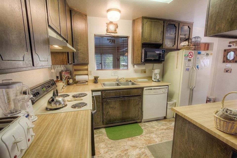 House, 3 Bedrooms | Private kitchen | Coffee/tea maker, fridge, oven, toaster