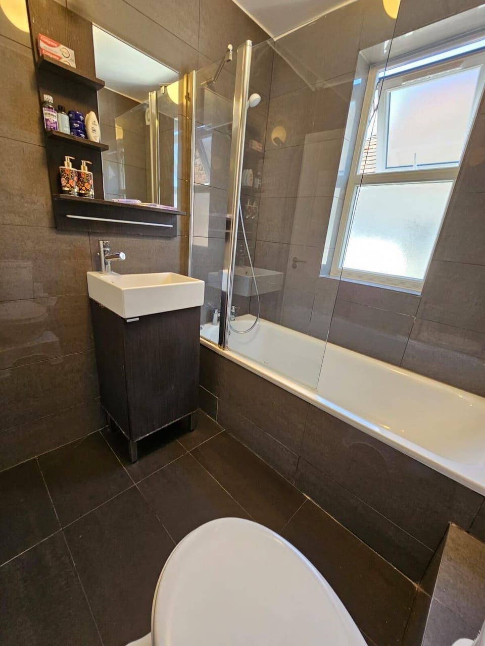 Apartment | Bathroom | Combined shower/tub, deep soaking tub, towels