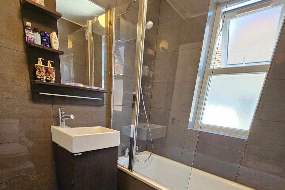 Combined shower/tub, deep soaking tub, towels
