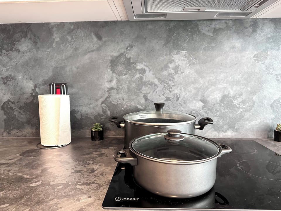 Apartment | Bathroom | Shower, hair dryer, towels, toilet paper