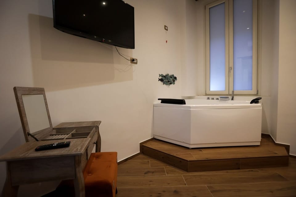 Deluxe Room, Accessible, Non Smoking | 1 bedroom, Frette Italian sheets, premium bedding, soundproofing