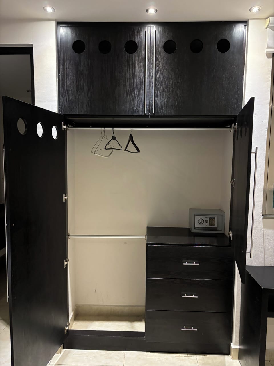 Comfort Twin Room, City View | Wardrobe