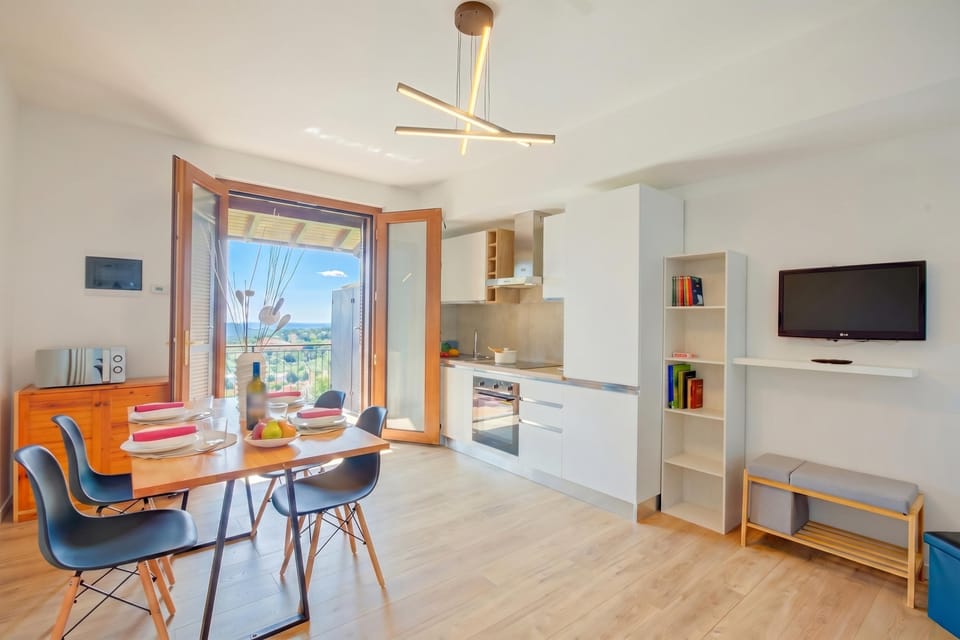 Standard Apartment, 1 Bedroom, Microwave, Mountainside (Il Vecchio Faggio: Lake Maggiore view) | Private kitchen