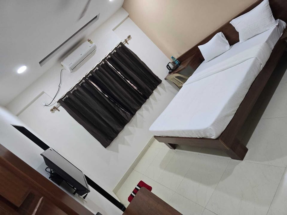 Deluxe Double Room, 1 Double Bed | Premium bedding, memory foam beds, minibar, laptop workspace