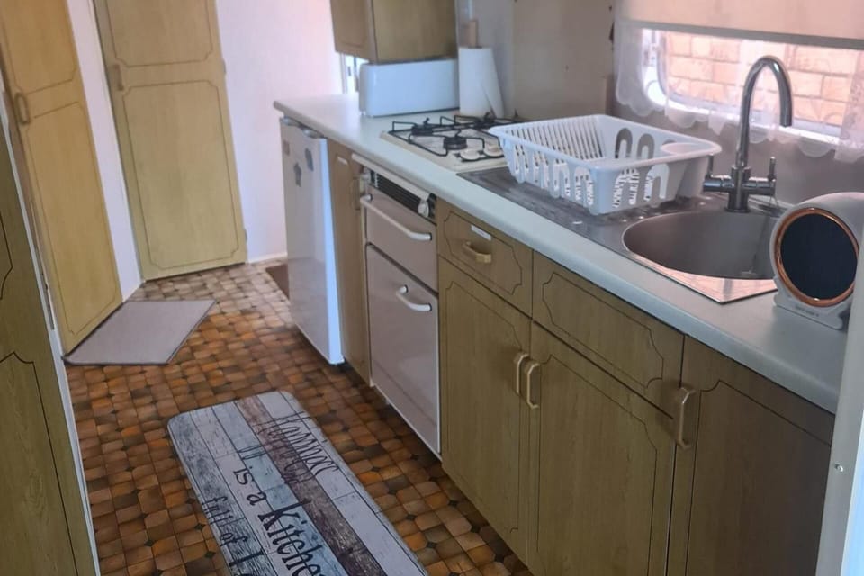 Cabin | Private kitchen | Fridge, oven, stovetop, electric kettle