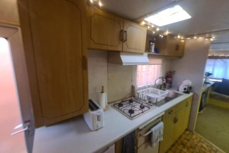 Cabin | Private kitchen | Fridge, oven, stovetop, electric kettle