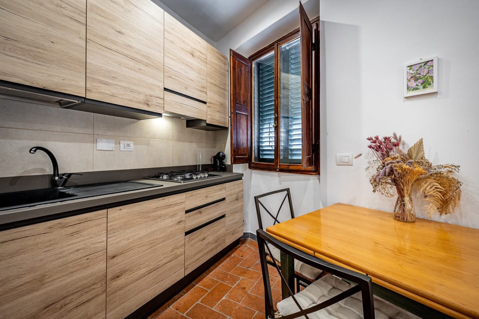Private kitchen | Full-size fridge, microwave, oven, stovetop