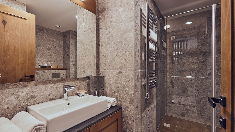Deluxe Suite, Balcony | Bathroom | Shower, rainfall showerhead, designer toiletries, hair dryer