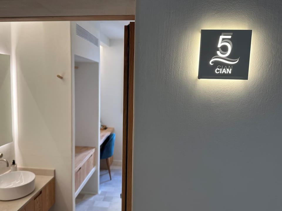 Double Room (Petit) | Premium bedding, minibar, in-room safe, desk