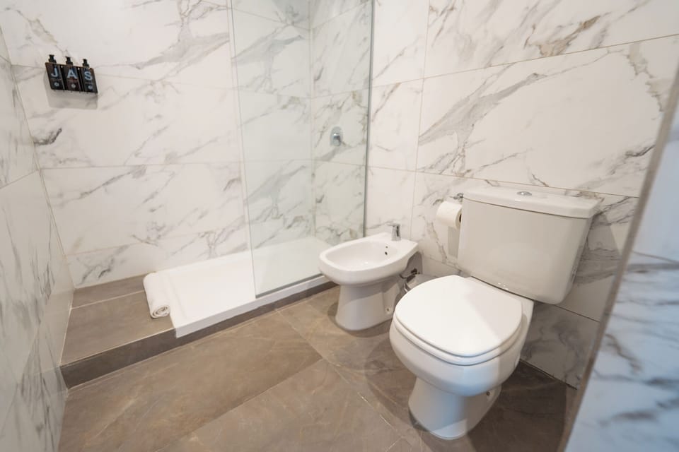 Shower, rainfall showerhead, free toiletries, hair dryer