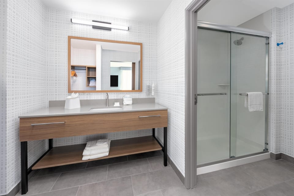 Studio, 1 King Bed, Refrigerator & Microwave (Wet bar) | Bathroom shower