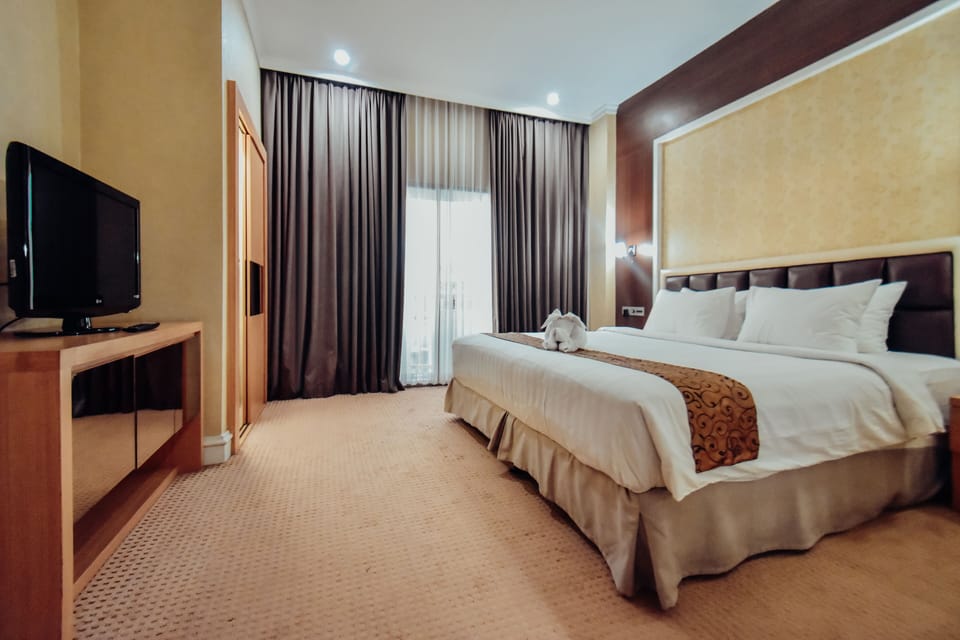 Deluxe Suite King | In-room safe, desk, blackout drapes, iron/ironing board