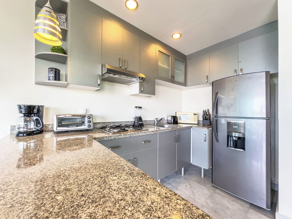 Full-size fridge, microwave, oven, stovetop