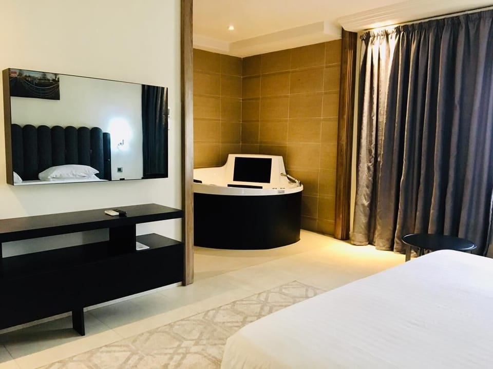 Premier Suite, Non Smoking, Private Bathroom | In-room safe