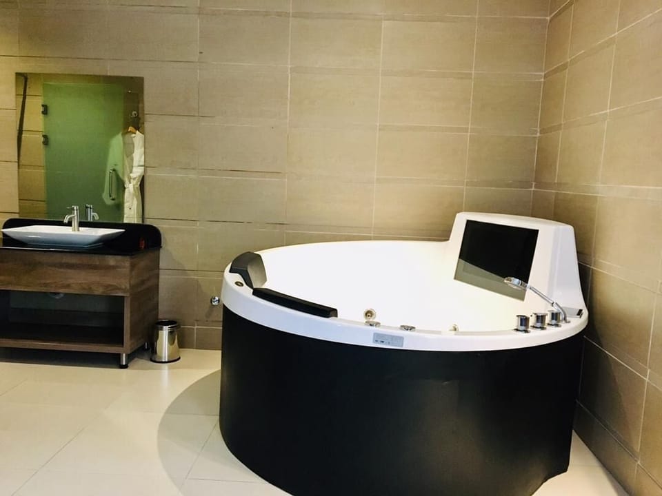 Premier Suite, Non Smoking, Private Bathroom | Bathroom | Slippers, towels, soap, shampoo