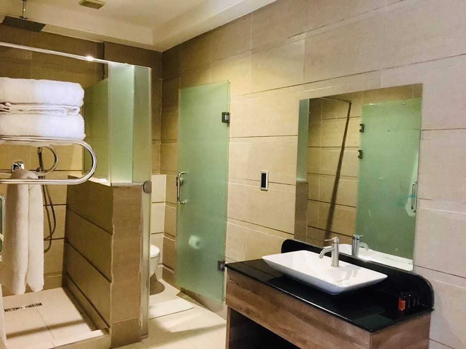 Premier Suite, Non Smoking, Private Bathroom | Bathroom | Slippers, towels, soap, shampoo