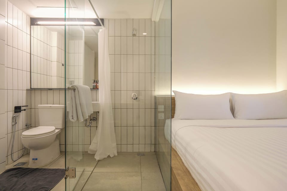 Standard Room, 1 King Bed | Bathroom