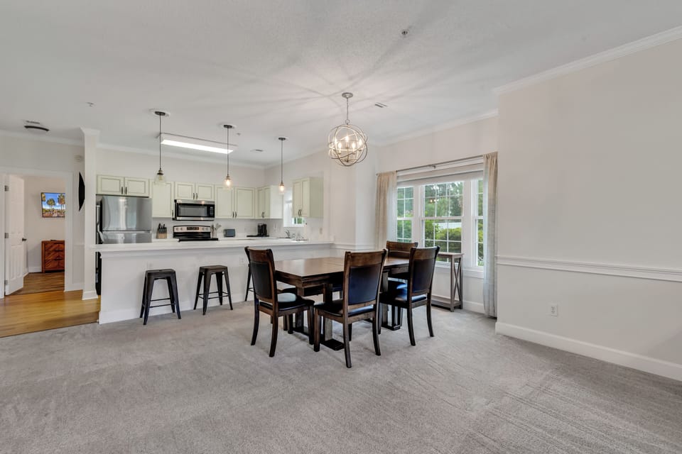 Signature Condo, 3 Bedrooms, Balcony, Golf View | In-room dining