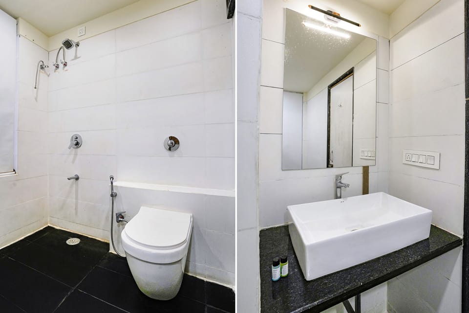 Deluxe Room | Bathroom | Shower, rainfall showerhead, free toiletries, bathrobes