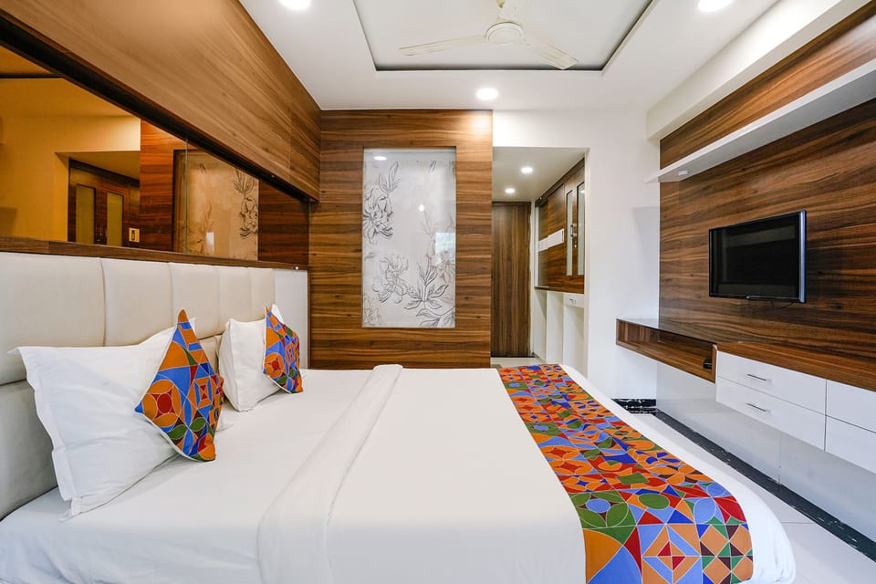 Egyptian cotton sheets, premium bedding, in-room safe, free WiFi
