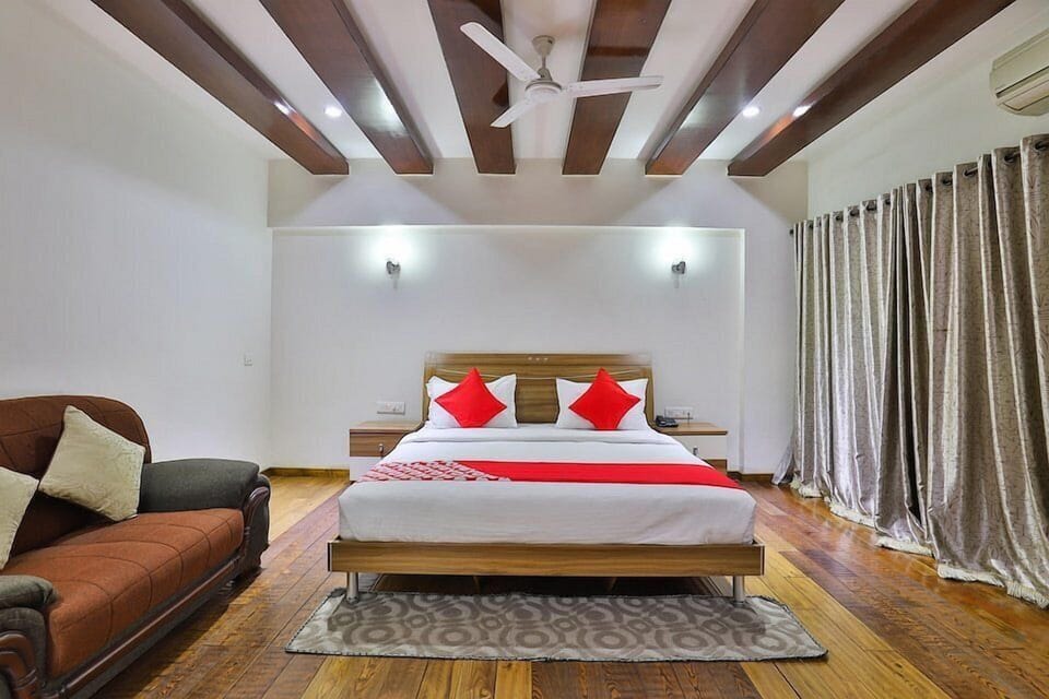 Superior Room, 1 King Bed | In-room safe, desk, iron/ironing board, free WiFi