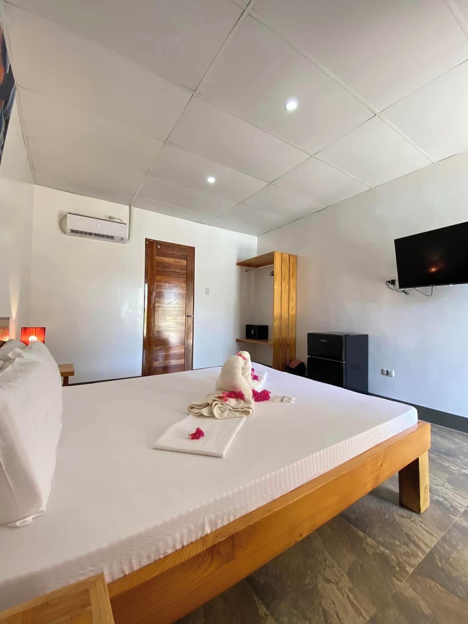 Basic Double Room, 1 Bedroom, Non Smoking, Pool View | Desk, soundproofing