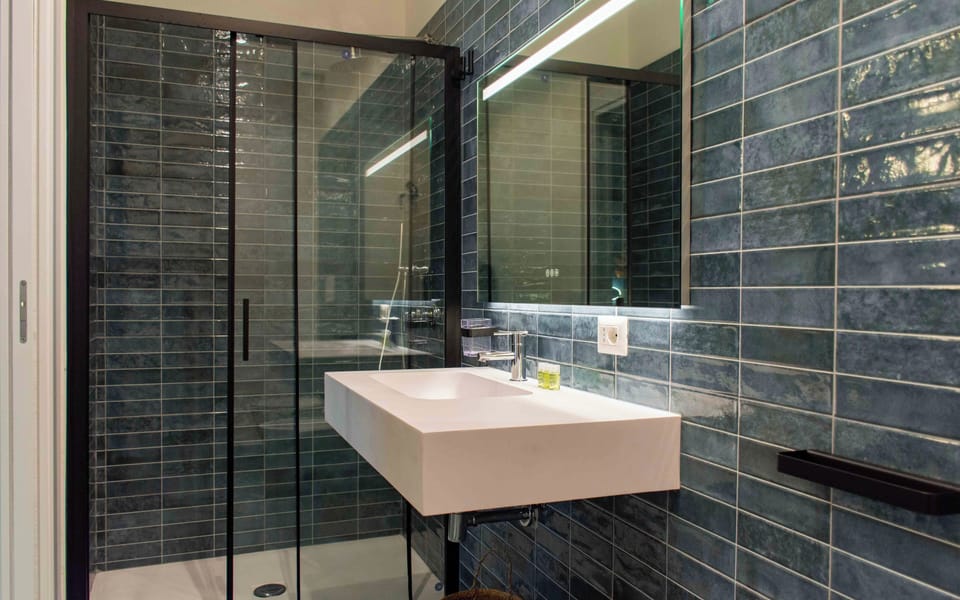 Superior Double Room, City View | Bathroom | Shower, rainfall showerhead, free toiletries, hair dryer