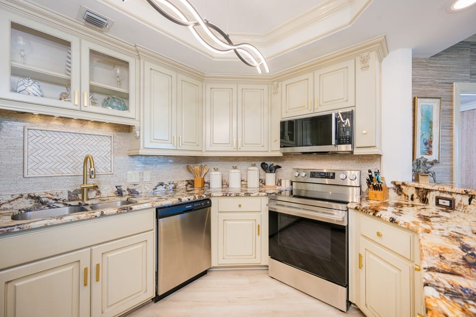 Condo, 3 Bedrooms | Private kitchen | Coffee/tea maker, fridge, oven