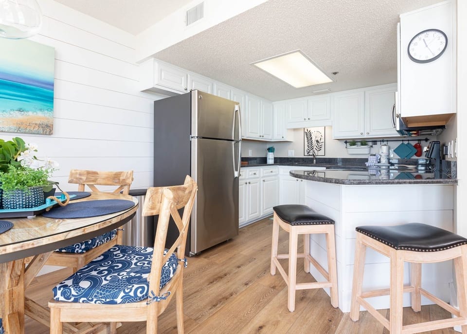 Condo, 1 Bedroom | Private kitchen | Fridge, oven, coffee/tea maker
