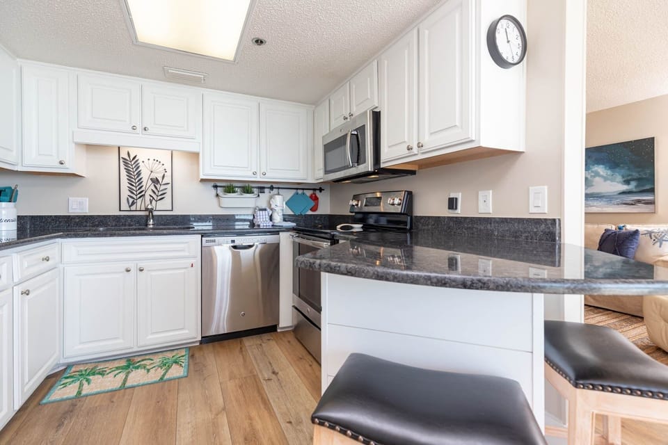 Condo, 1 Bedroom | Private kitchen | Fridge, oven, coffee/tea maker