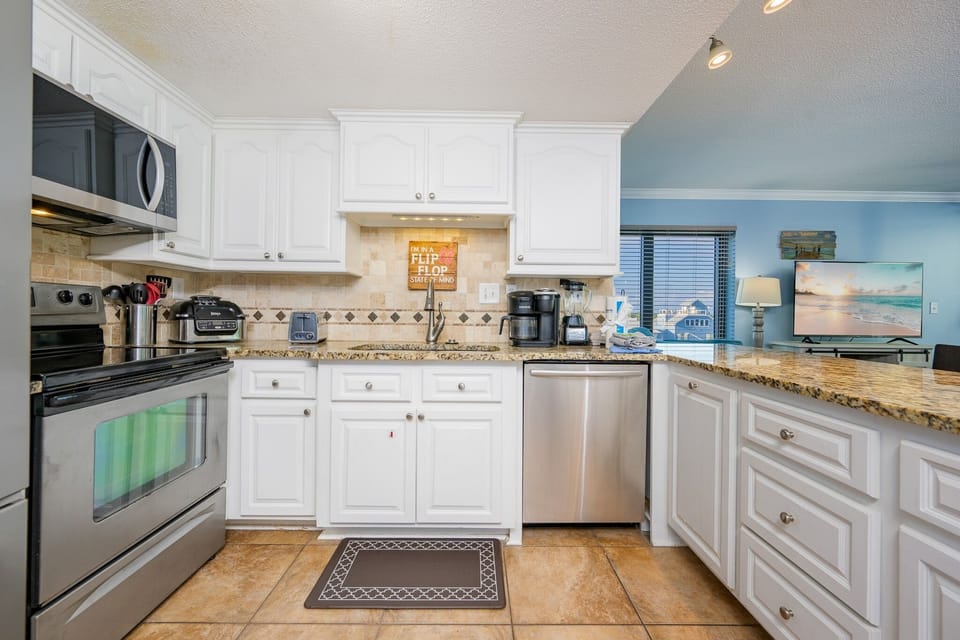 Condo, 3 Bedrooms | Private kitchen | Coffee/tea maker, fridge, oven