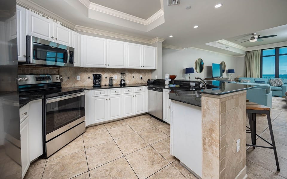 Condo, 3 Bedrooms | Private kitchen | Coffee/tea maker, fridge, oven