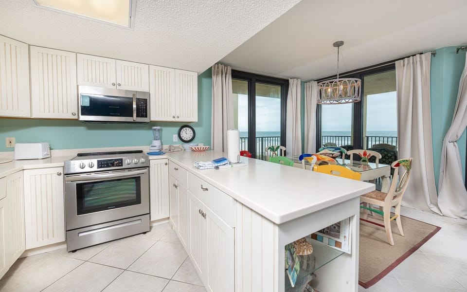Condo, 3 Bedrooms | Private kitchen | Coffee/tea maker, fridge, oven