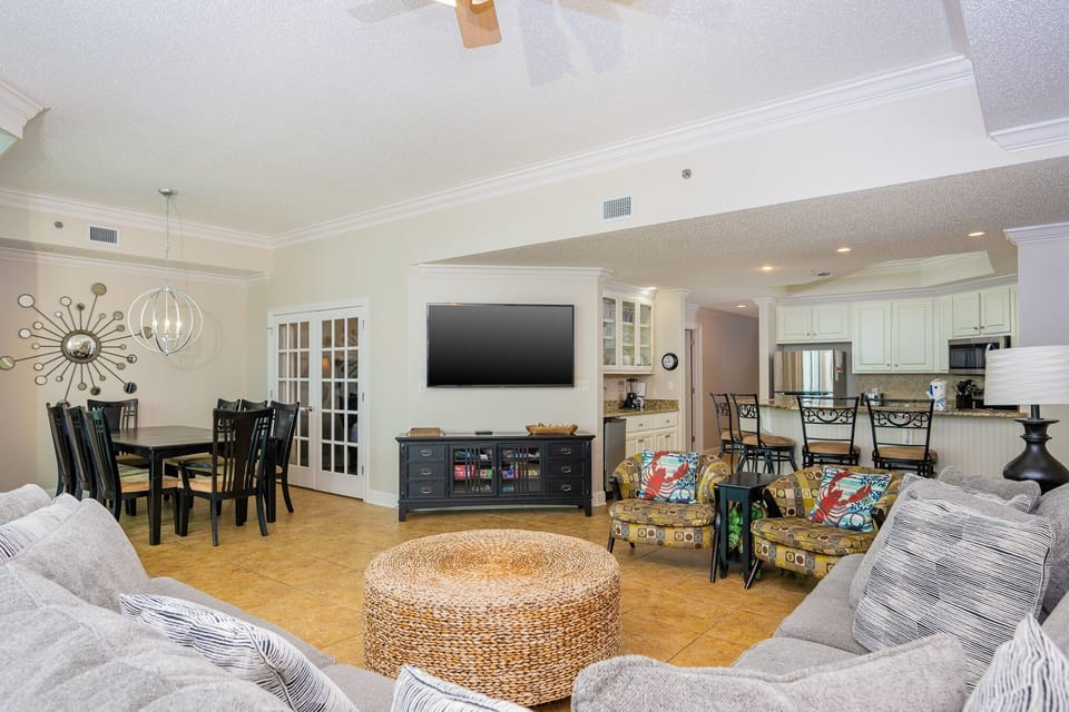 Condo, 3 Bedrooms | Living area