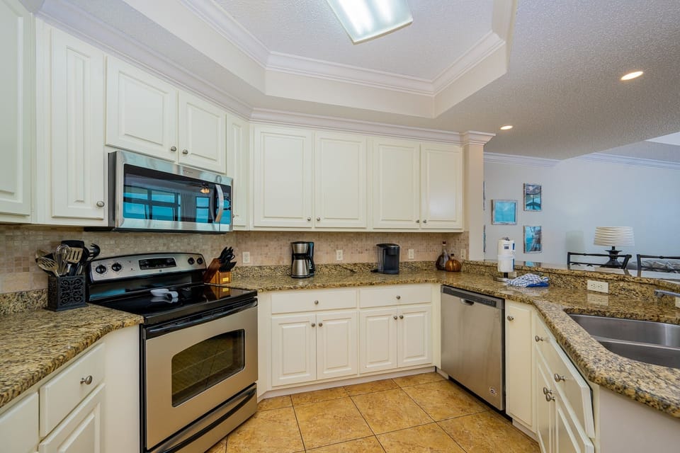 Condo, 3 Bedrooms | Private kitchen | Coffee/tea maker, fridge, oven