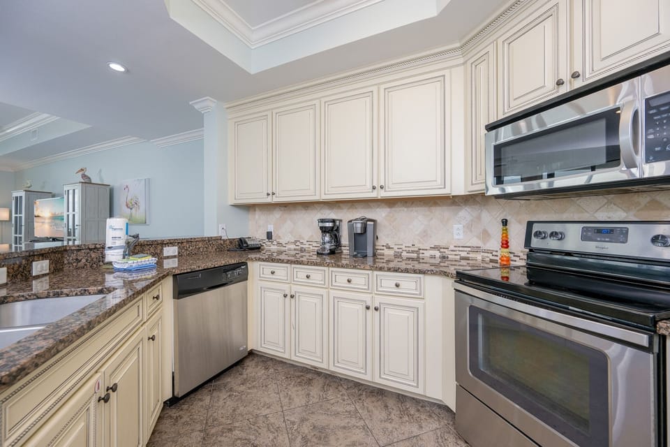 Condo, 3 Bedrooms | Private kitchen | Coffee/tea maker, fridge, oven